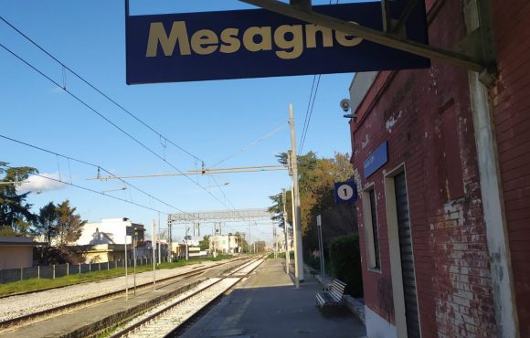 La stazione e gli studenti (di Cosimo Zullo).